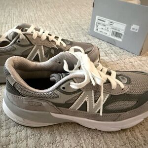 New Balance 990v6 Women’s Sneakers